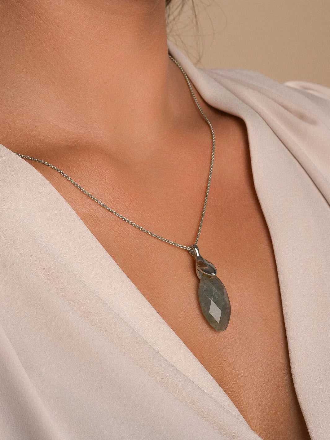 SPARKLING Pendant Leaf Silver Polished Rhodium Plated