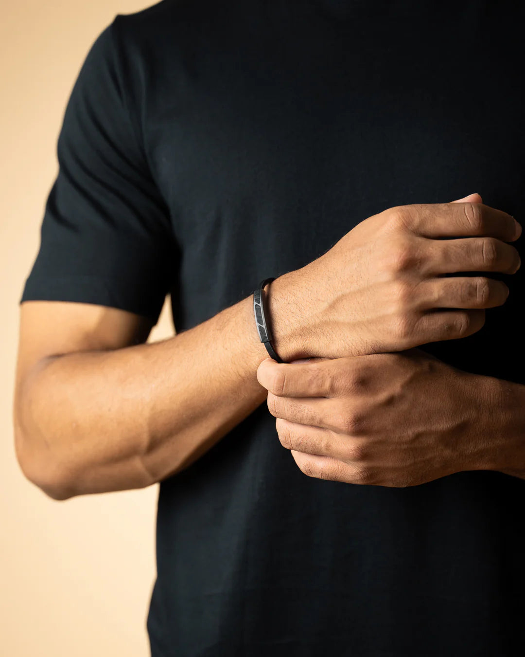 GEMENI STELLA ZWARTEN LEREN ARMBAND AFGWERKT MET GESMEED KOOLSTOFELEMENT