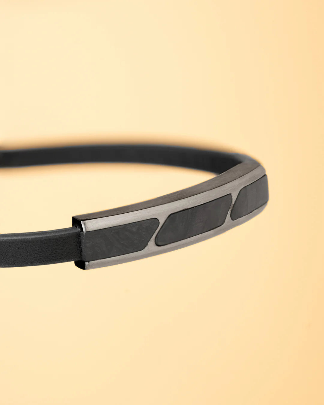 GEMENI STELLA ZWARTEN LEREN ARMBAND AFGWERKT MET GESMEED KOOLSTOFELEMENT