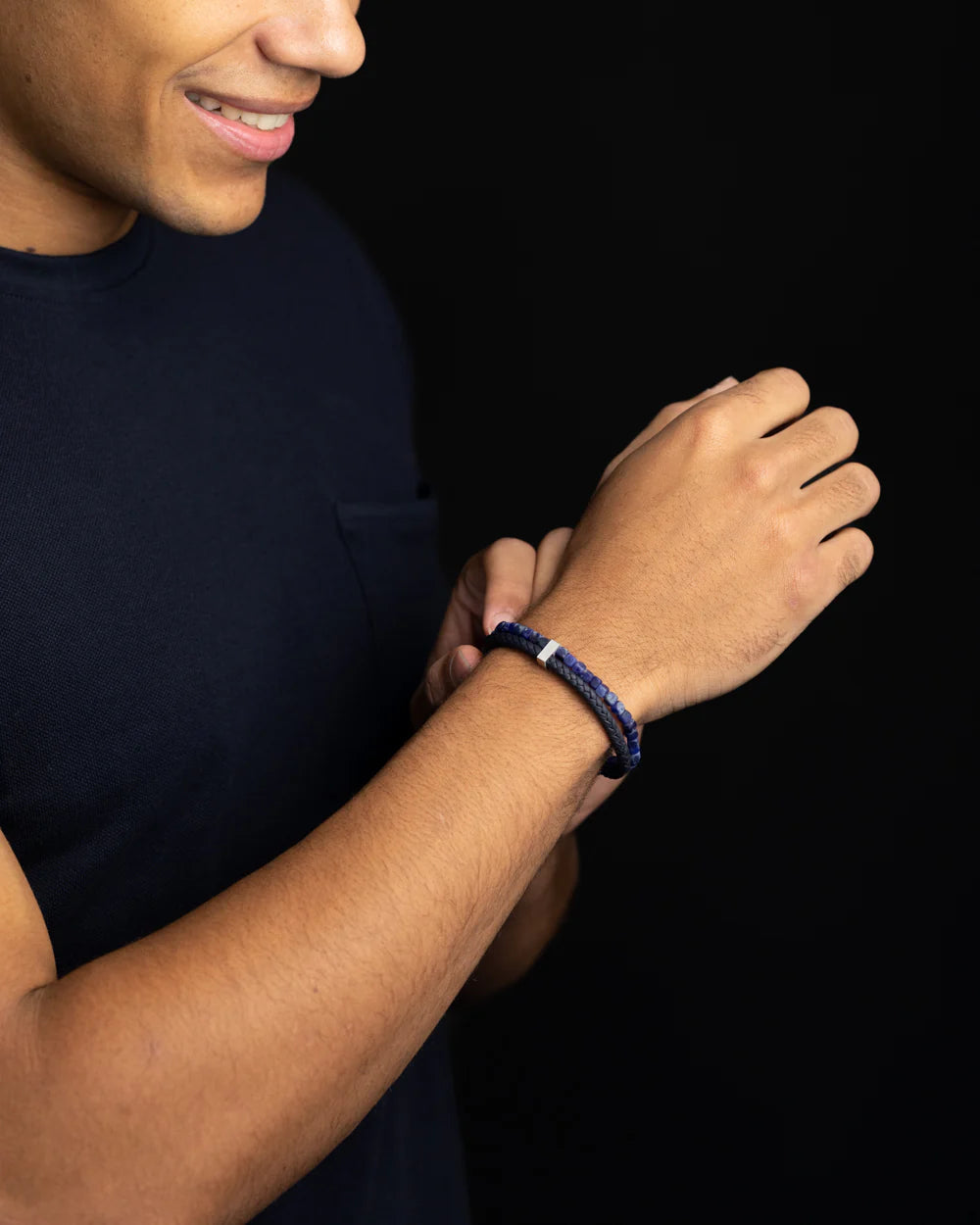 GEMINi DUBBELEN ARMBAND MET NAPA LEDER EN BLAUWE SODALIET STENEN