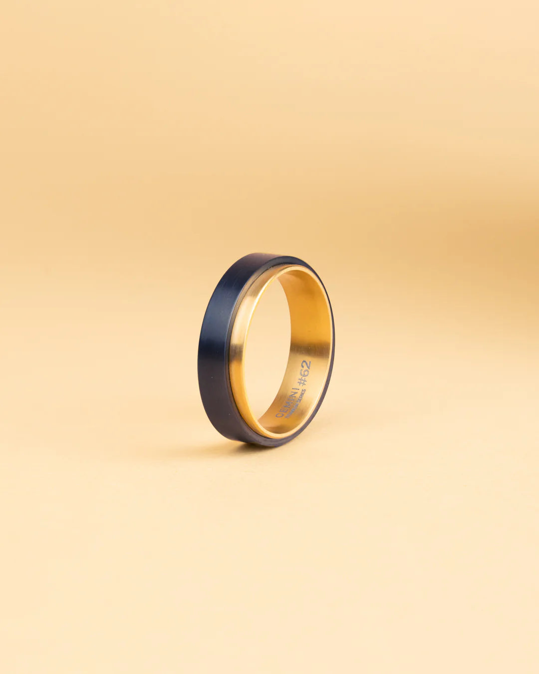 GEMENI TENDO GOUDEN TWEEKLEURIGE TITANIUM RING