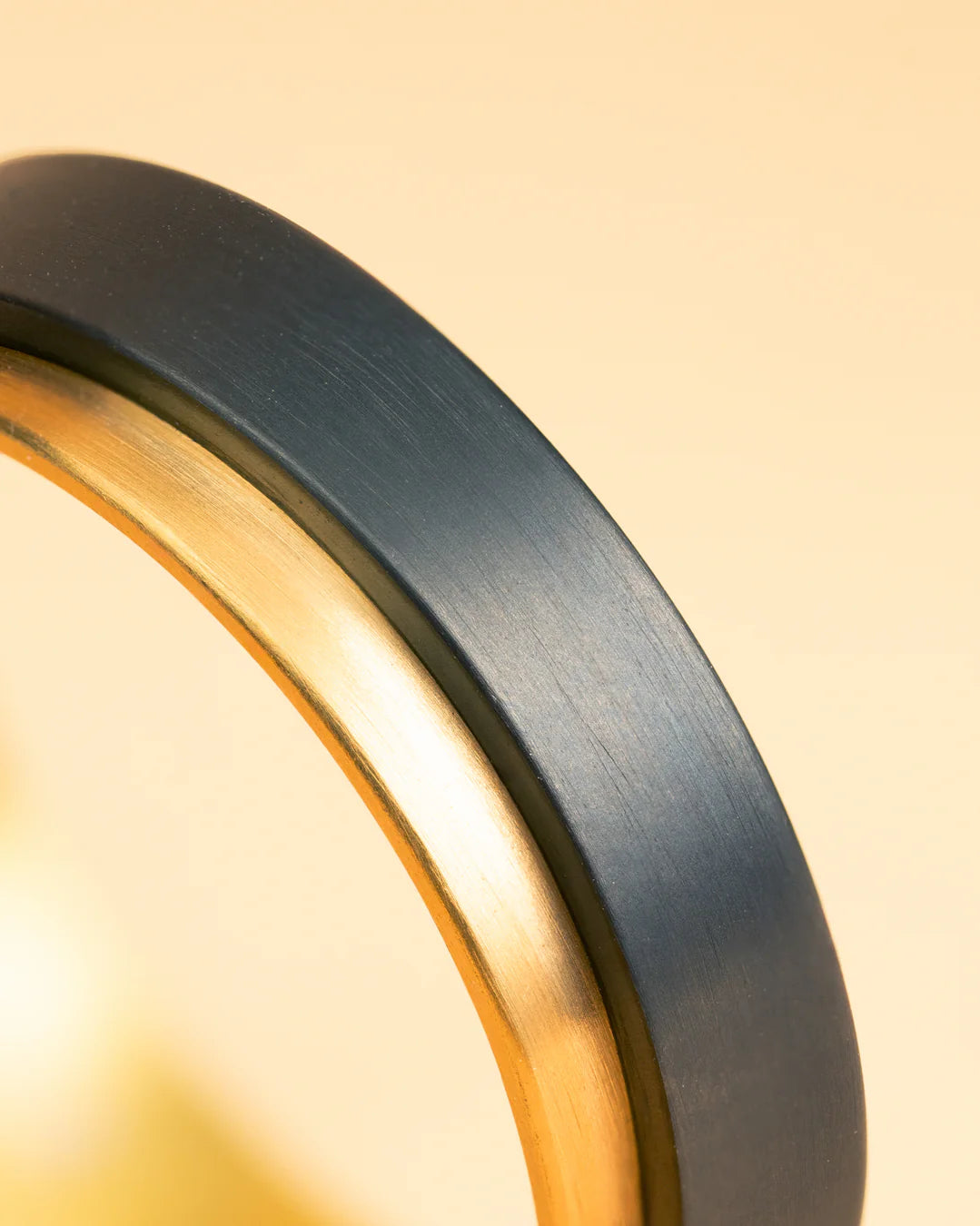 GEMENI TENDO GOUDEN TWEEKLEURIGE TITANIUM RING