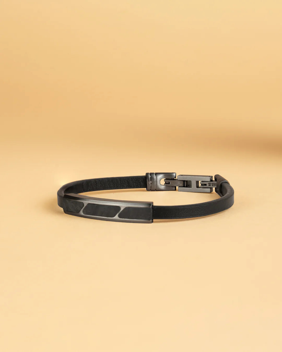 GEMENI STELLA ZWARTEN LEREN ARMBAND AFGWERKT MET GESMEED KOOLSTOFELEMENT