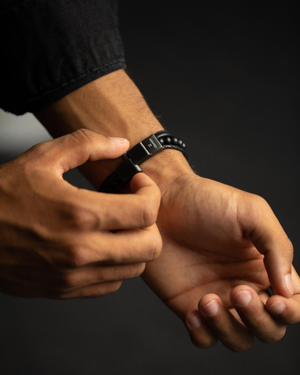 GEMENI TRIPLE BLACK ARMBAND NAPPA LEDER MET AGAAT STEEN