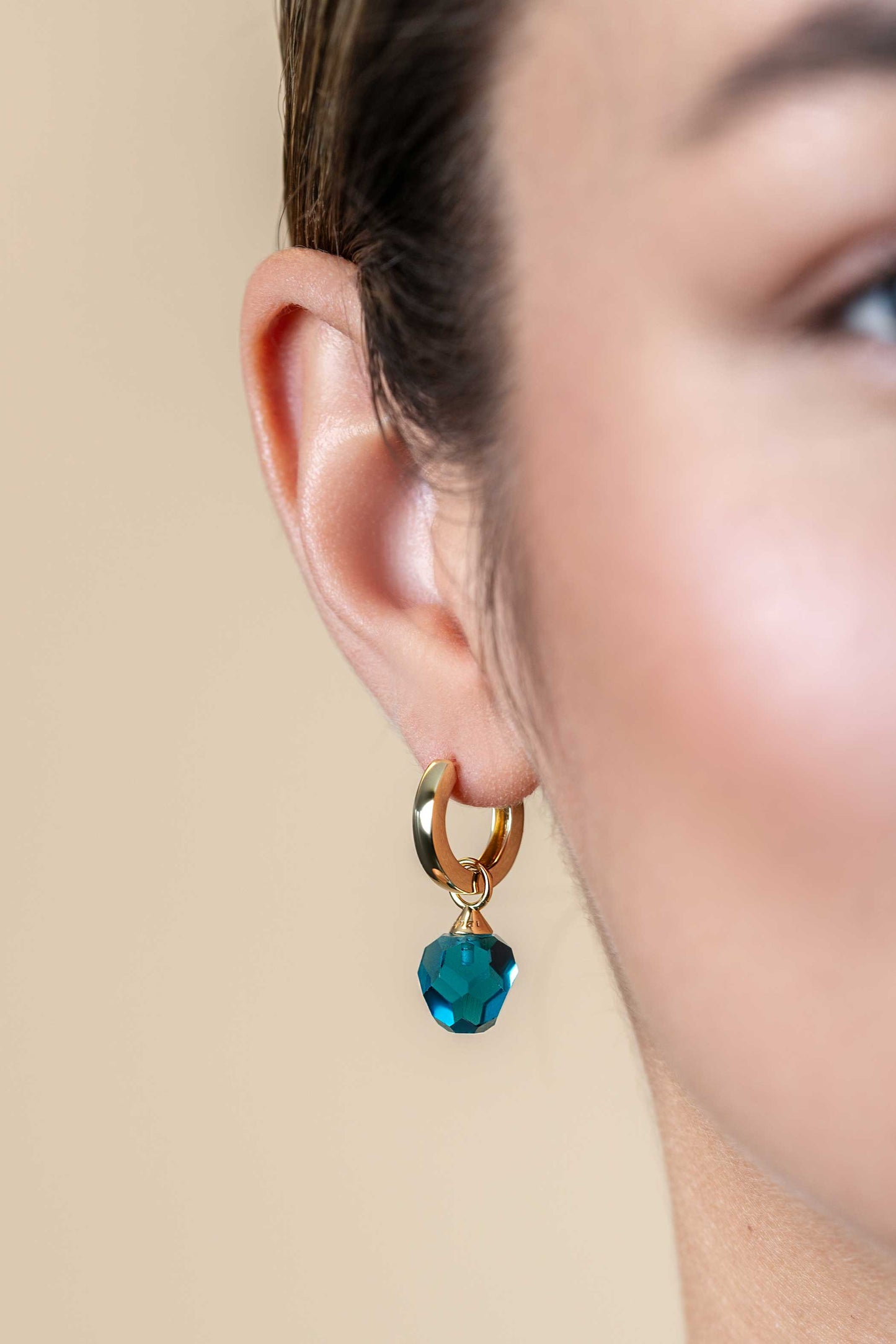 ZINZI CREOOLHANGERS VERGULD MET BLAUWE BEAD ZICH266BG