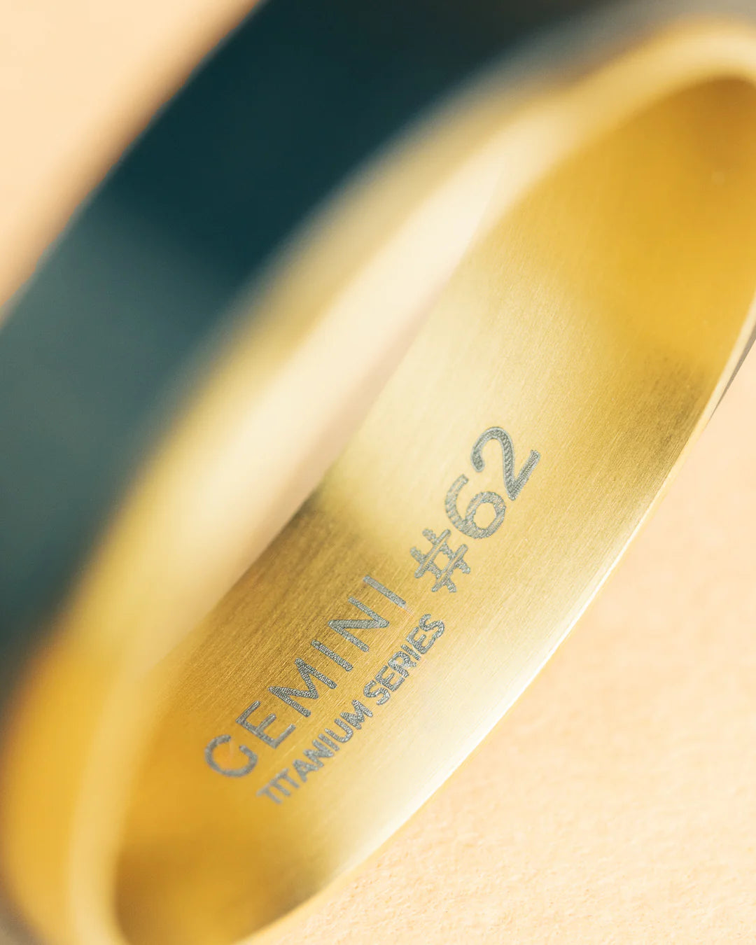 GEMENI TENDO GOUDEN TWEEKLEURIGE TITANIUM RING