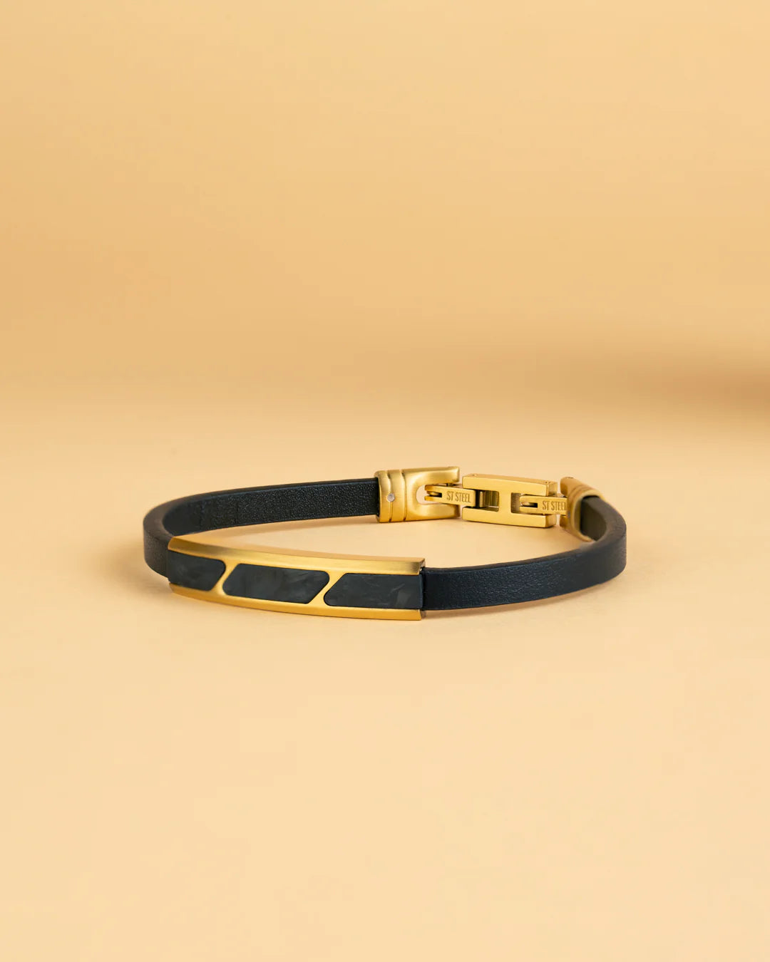 GEMENI STELLA GOUDEN LEREN ARMBAND AFGWERKT MET GESMEED KOOLSTOFELEMENT