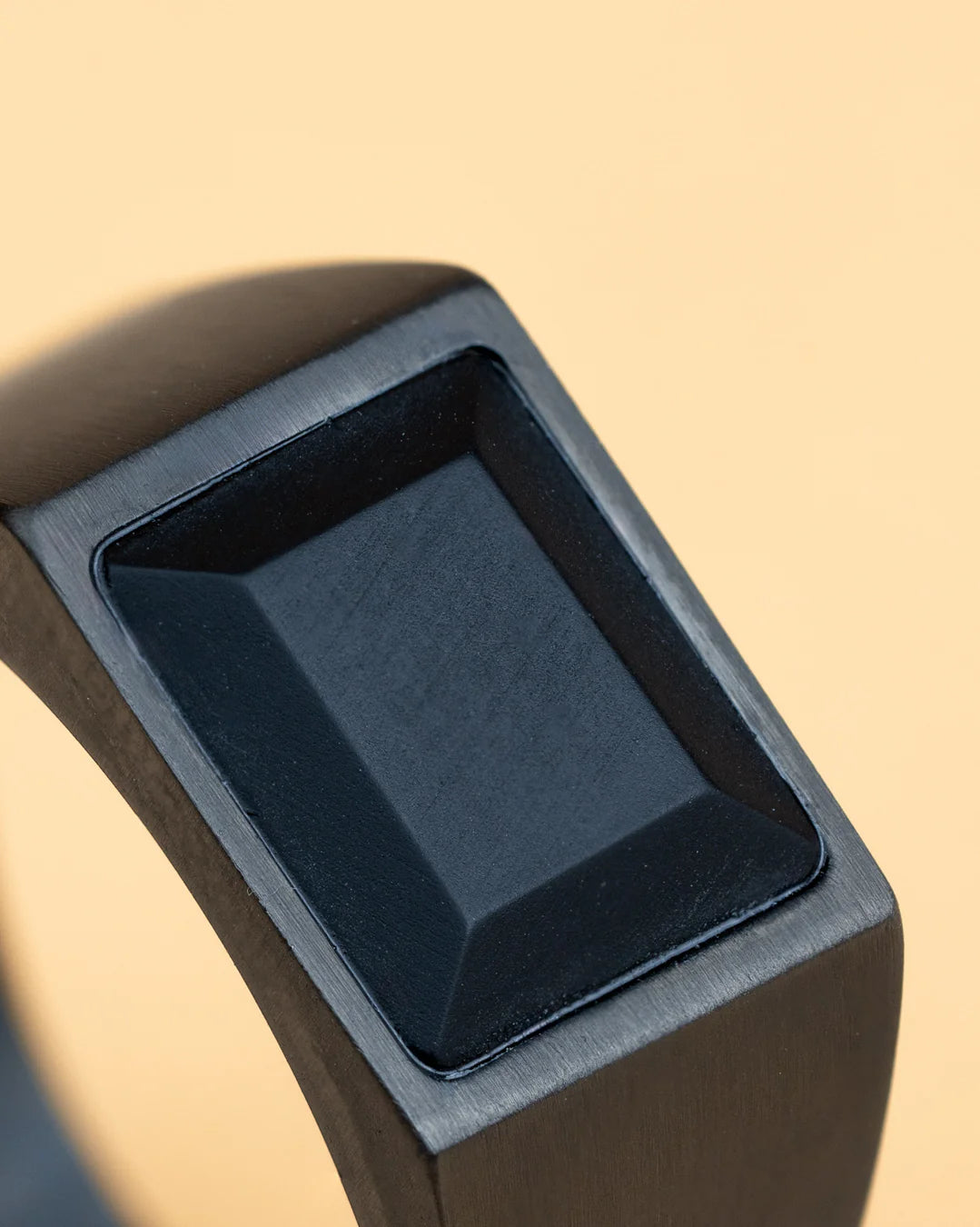 GEMENI TITANIUM CREDO RING MET AGAATSTEEN