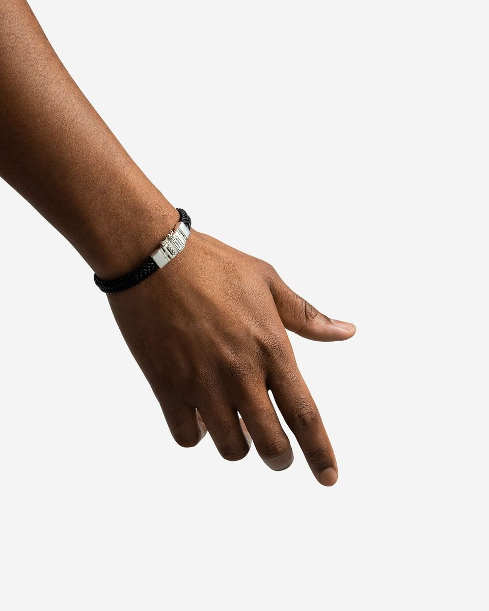 BUDDHA TO BUDDHA BARBARA LEREN ARMBAND ZWART ZILVER