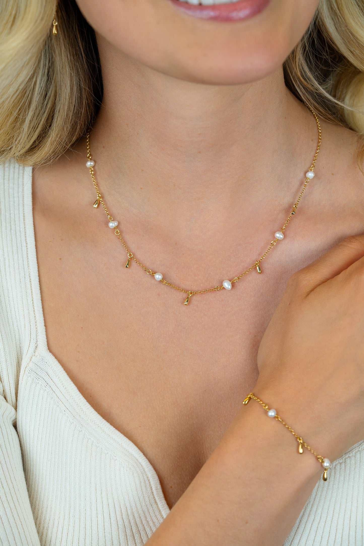 ZINZI gold plated zilveren ketting met witte zoetwaterparels en druppeltjes 42-45cm