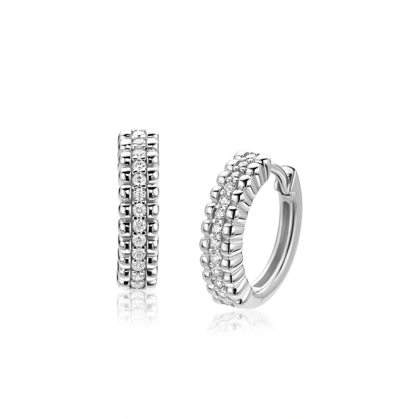 16,5mm ZINZI zilveren oorringen met speelse structuur en een rij witte zirkonia's in het midden, luxe klapsluiting