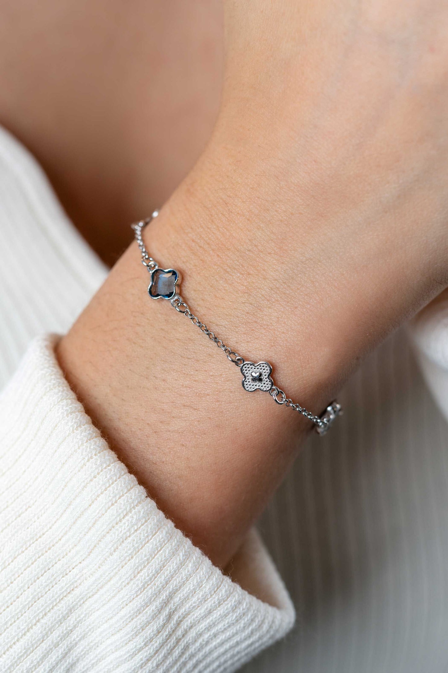ZINZI ARMBAND ZILVER MET KLAVER BLAUW ZIRCONIA