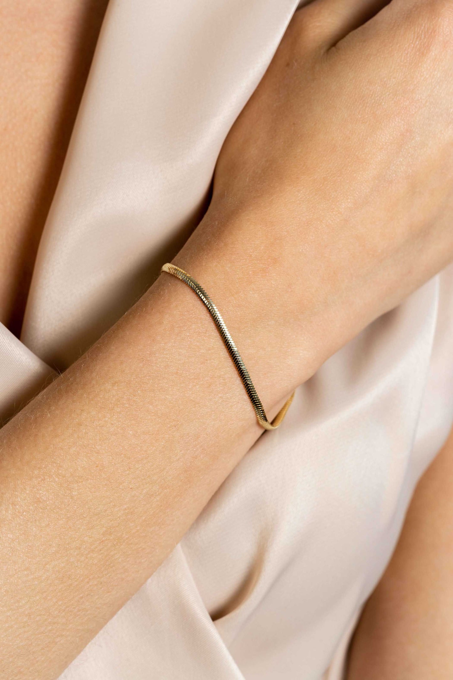ZINZI ARMBAND GOLD PLATED PLATTE SLANG 2.5MM