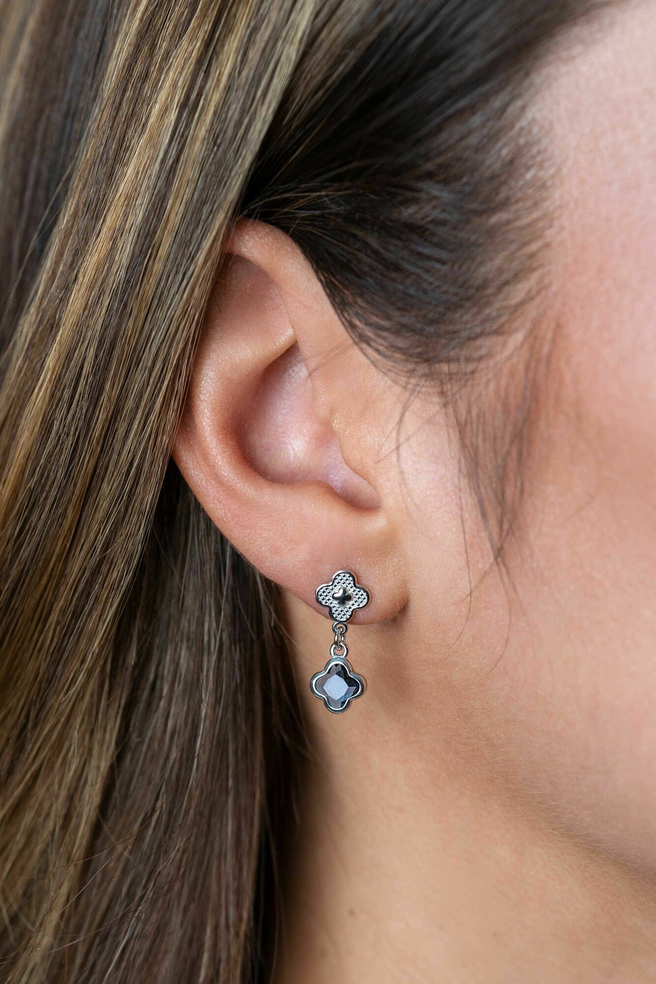 ZINZI OOSTEKERS BLOEMVORM BLAUW ZIRCONIA