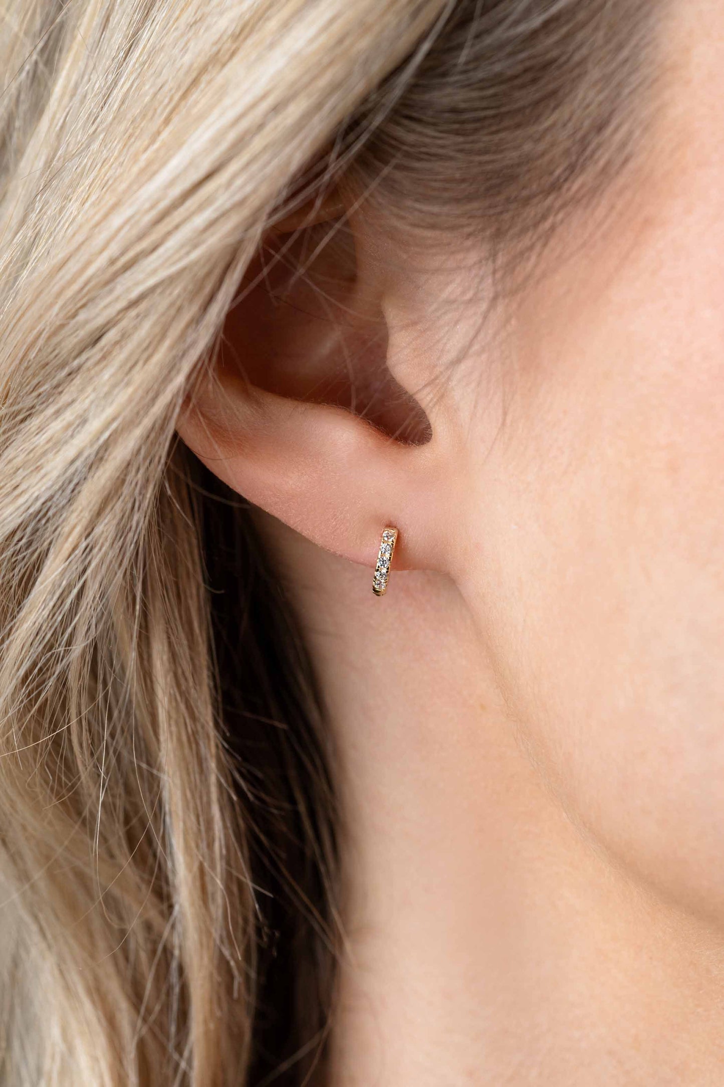 ZINZI GOLD 14KT KLAPCREOLEN MET ZIRCONIA 8.5X1.6MM ZGO467