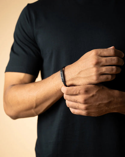 GEMENI STELLA ZWARTEN LEREN ARMBAND AFGWERKT MET GESMEED KOOLSTOFELEMENT
