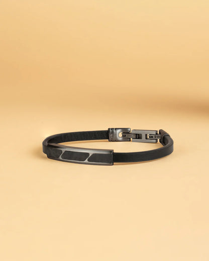 GEMENI STELLA ZWARTEN LEREN ARMBAND AFGWERKT MET GESMEED KOOLSTOFELEMENT
