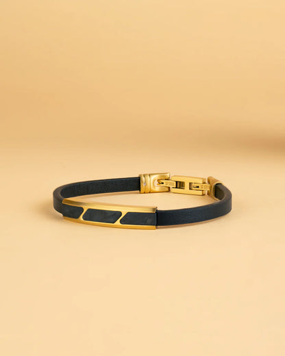 GEMENI STELLA GOUDEN LEREN ARMBAND AFGWERKT MET GESMEED KOOLSTOFELEMENT