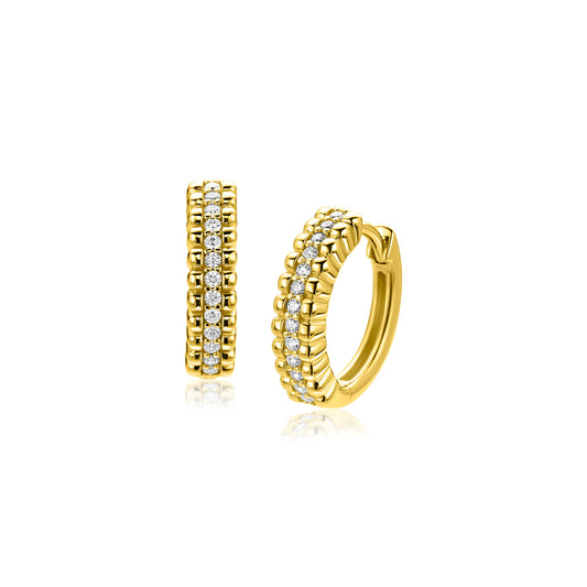 16,5mm ZINZI goldplated zilveren oorringen met speelse structuur en een rij witte zirkonia's in het midden, luxe klapsluiting