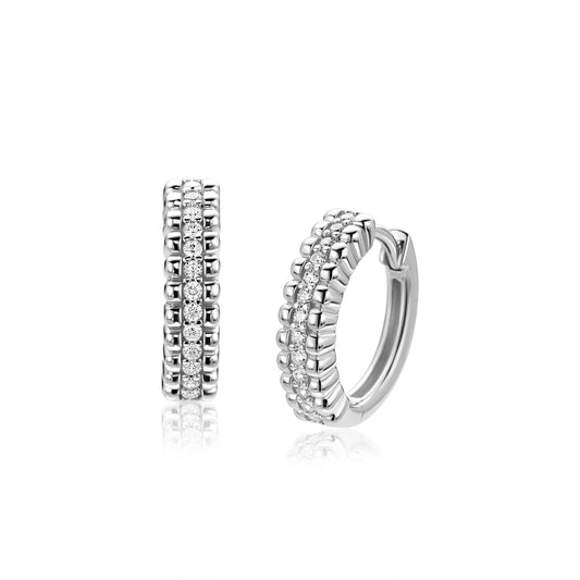 16,5mm ZINZI zilveren oorringen met speelse structuur en een rij witte zirkonia's in het midden, luxe klapsluiting