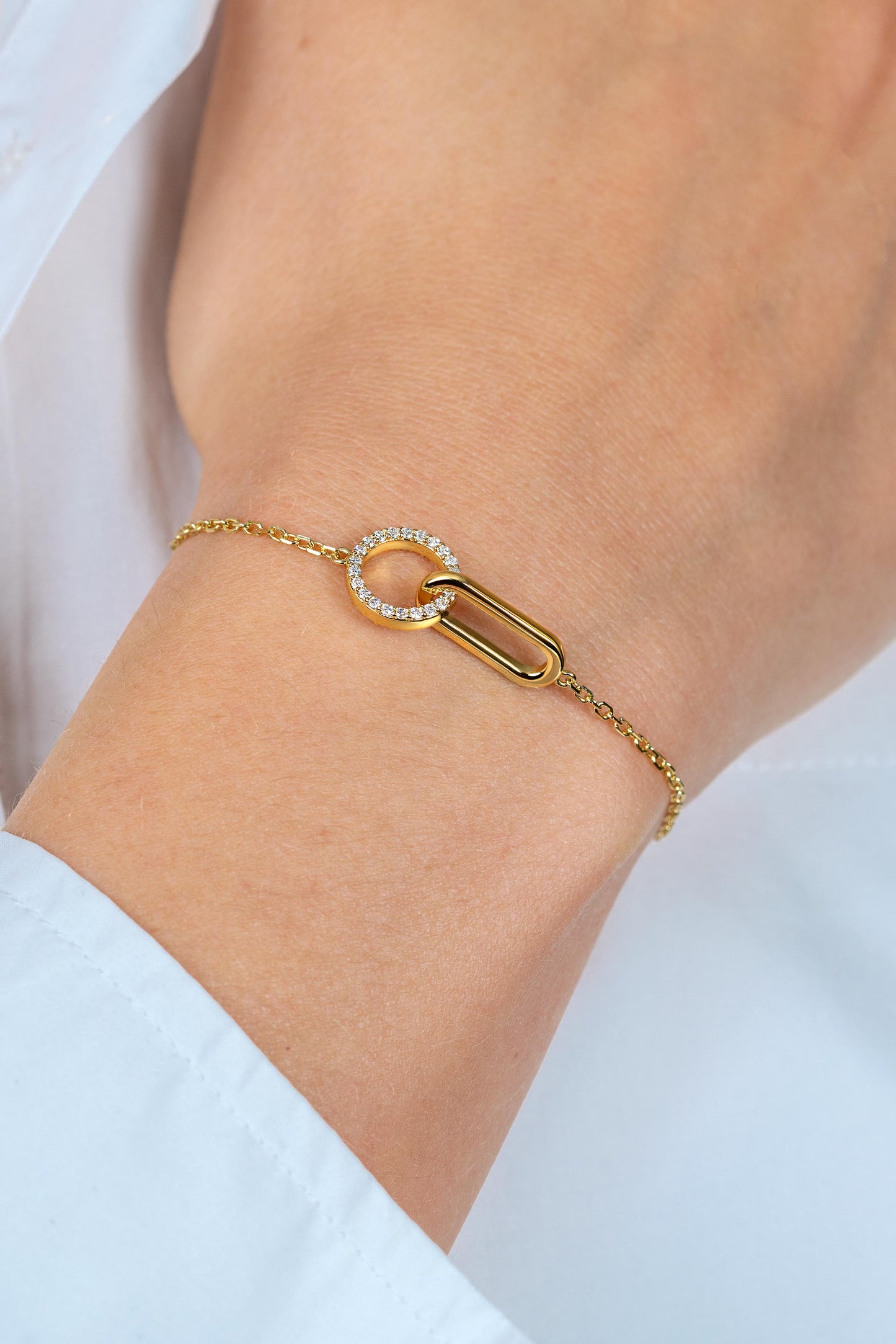 ZINZI goldplated zilveren schakelarmband met twee verbonden schakels, bezet met witte zirkonia's