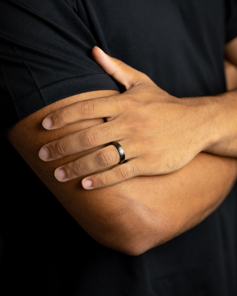 GEMINI Pulso 5mm Titanium ring with faceted black finish