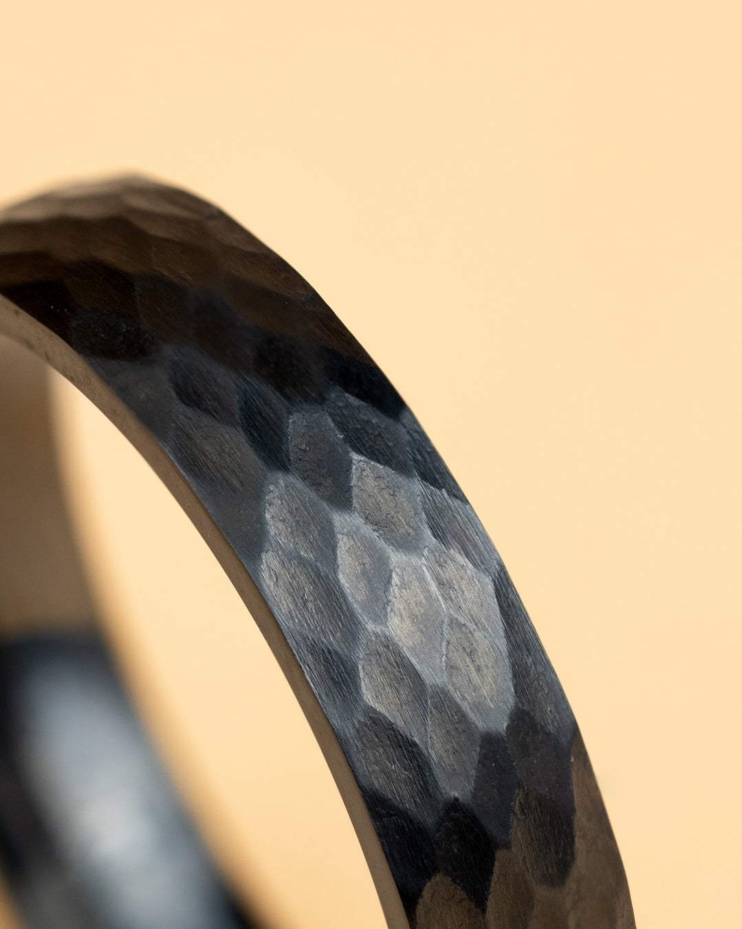 GEMINI Pulso 5mm Titanium ring with faceted black finish