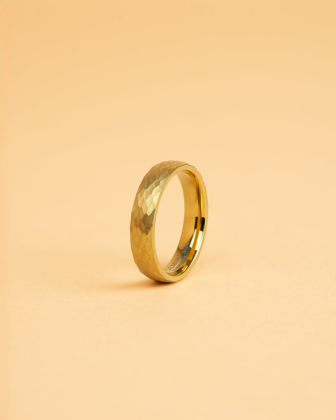 GEMINI Pulso 5mm Titanium ring with faceted gold finish