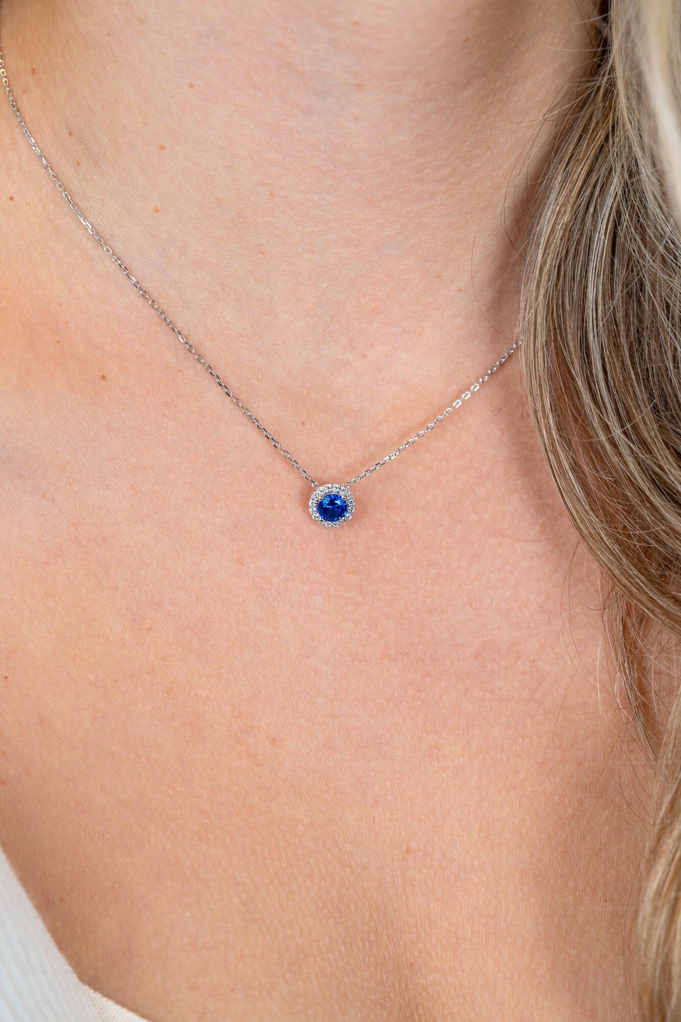 ZINZI zilveren ketting 45cm met saffierblauwe kleursteen in entourage zetting