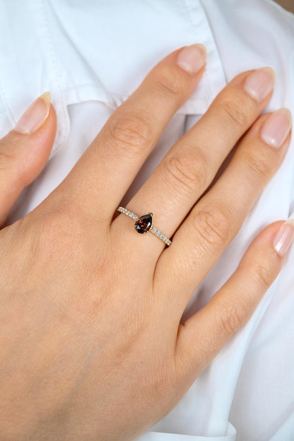 ZINZI goldplated zilveren ring met bruine druppelvormige kleursteen en rijzetting bezet met witte zirconia's