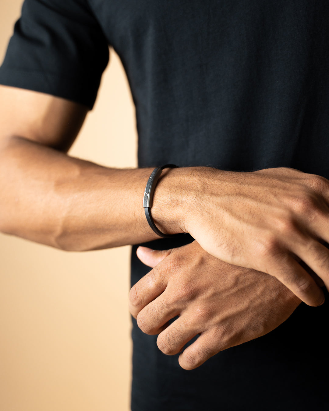 GEMINI Black leather bracelet finished with forged carbon