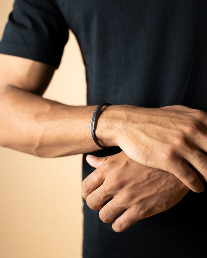 GEMINI Black leather bracelet finished with forged carbon